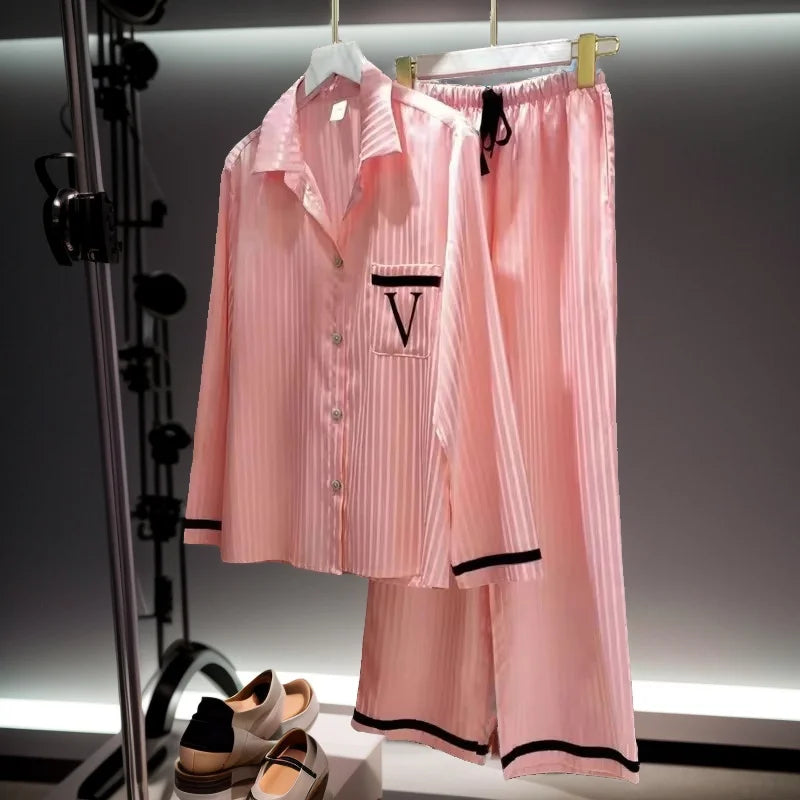 ¿Pijama o outfit de rica?” 💸- Pijama Estilo Champagne Strip VS-Inspired